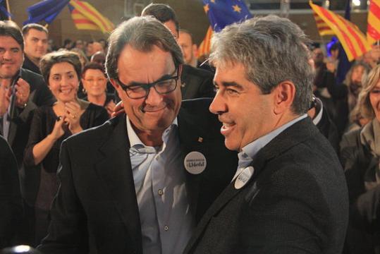 El president en funcions de la Generalitat, Artur Mas, amb el candidat de Democràcia i Llibertat, Francesc Homs. ACN