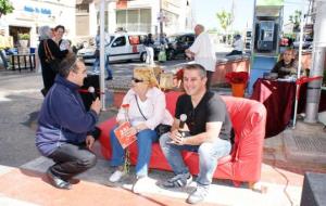 PSC. El PSC de Calafell seu el candidat en un 'chester' per entrevistar-se amb la ciutadania