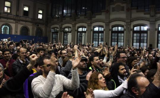El públic congregat a l'Estació del Nord ha cridat i cantat a favor d'En Comú Podem . ACN