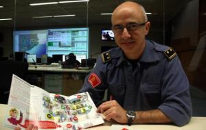 El sotsinspector dels Bombers de la Generalitat Carles Noguera mostra un fulletó amb els consells d'actuació en cas d'incendi a casa. ACN