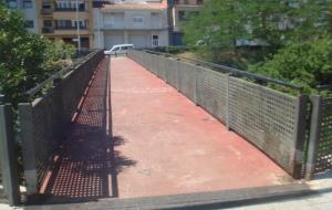 El veïns del Tancat III del Vendrell reclamen millores urgents al pont