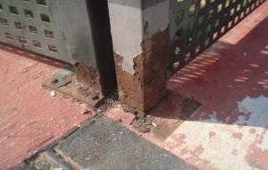 El veïns del Tancat III del Vendrell reclamen millores urgents al pont