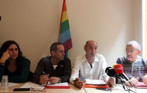 Elena Langares (Lesbianes de Catalunya), Joaquim Roqueta (Gais Positius), Eugeni Rodríguez (Observatori contra l'Homofòbia), i Emilio Ruiz (Lambda). A