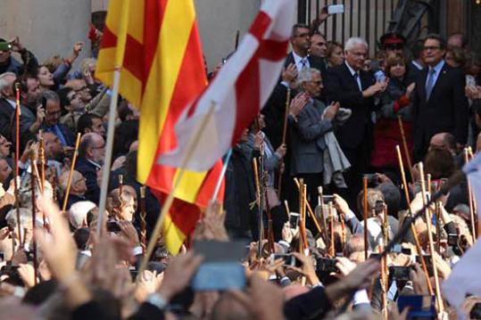 Els alcaldes de tota la geografia catalana acopanyant Artur Mas. Xavi Pascual