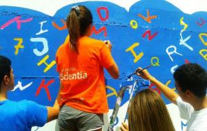 Els alumnes de lEscola El Carme van pintar la setmana passada el mur del parc Lavernó, al costat del pont de l'estació