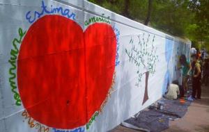 Els alumnes de lEscola El Carme van pintar la setmana passada el mur del parc Lavernó, al costat del pont de l'estació