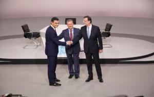 Els candidats del PP i el PSOE a la presidència del govern espanyol, Mariano Rajoy i Pedro Sánchez, amb el presentador Manuel Campo Vidal. Acadèmia de