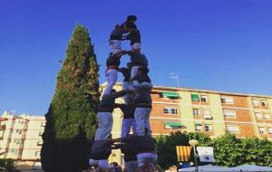 Els castellers de Les Roquetes descarreguen el primer castell de set de la temporada per festa major. Castellers de  Roquetes