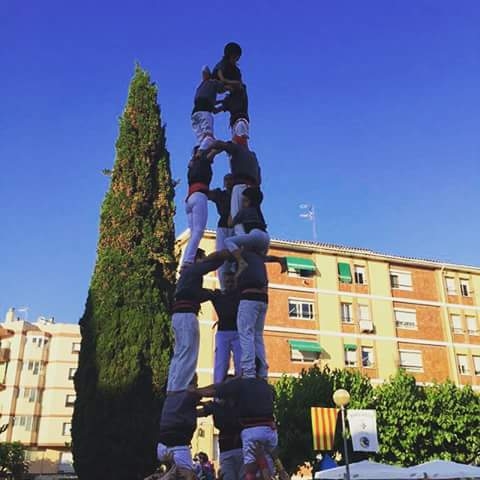 Els castellers de Les Roquetes descarreguen el primer castell de set de la temporada per festa major. Castellers de  Roquetes