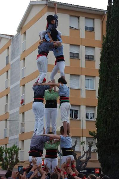Castellers de  Roquetes. Els Castellers de Les Roquetes van oferir el seu espectacle dintre de la programació del festival darts escèniques de carrer