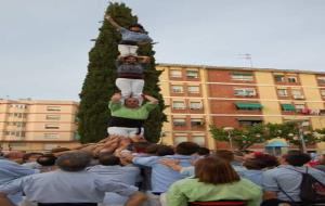 Els Castellers de Les Roquetes van oferir el seu espectacle dintre de la programació del festival darts escèniques de carrer Fes + chapeau