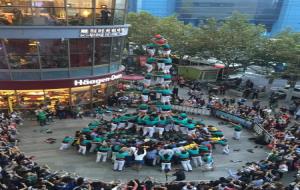 Els Castellers de Vilafranca al hall del centre Yueda 889 Plaza amb un 3 de 9 amb folre, el primer que es veia a la ciutat de Xangai