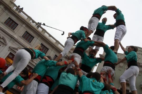 Els Castellers de Vilafranca carregant un dels castells a la diada del Mercadal de Reus. ACN