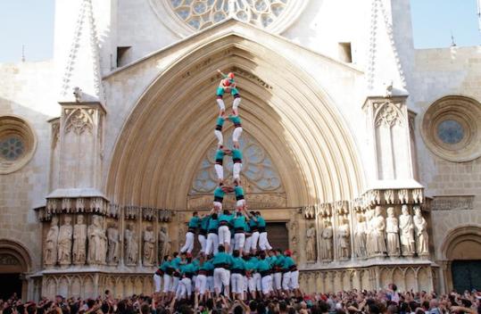 Els Castellers de Vilafranca descarreguen la torre de 9 amb folre i manilles al Pla de la Seu. Castellers de Vilafranca