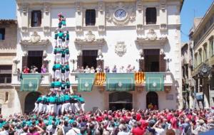 Castellers de Vilafranca. Els Castellers de Vilafranca estrenen els castells de 9 i el pilar de 7 folrat en una diada de Fires duna hora de rellotge
