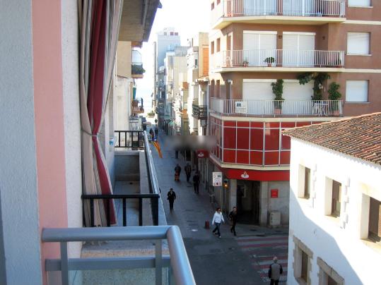 Els comandaments per entrar en vehicle a l'illa de vianants se substituiran pel reconeixement de matrícula. Ajuntament de Calafell