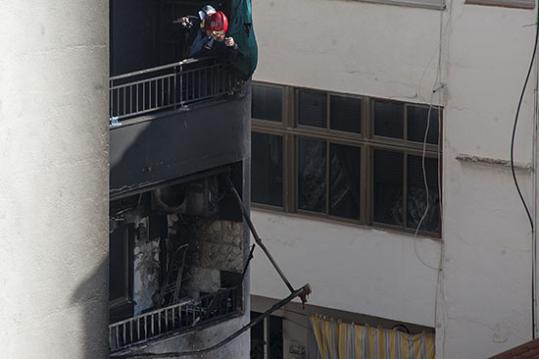 Eix. Els efectes de l'incendi es podien veure aquest matí a la part posterior de l'edifici