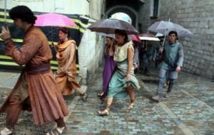 Els extres de 'Joc de Trons' anant d'un escenari a l'altre durant el primer dia de rodatge, el 3 de setembre