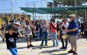 Els Grallers dels Xicots de Vilafranca col·laboren a la festa solidària de lescola Virolai de Puigdàlber