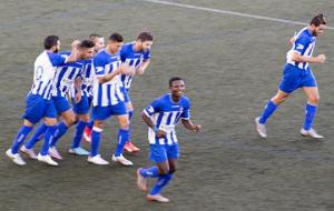 Els jugadors del CF Vilanova celebrant el gol de Thomas Amegnaglo. Eix