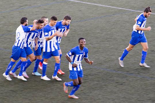 Els jugadors del CF Vilanova celebrant el gol de Thomas Amegnaglo. Eix