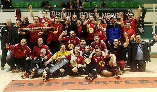 Eix. Els jugadors i aficionats del CE Vendrell celebrant la victòria 