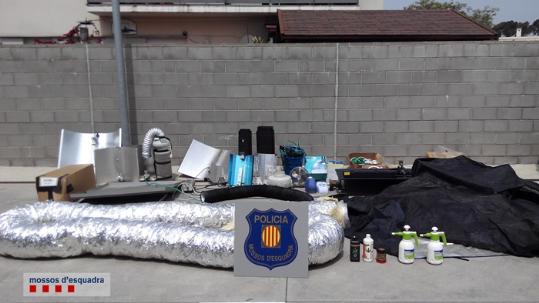 Mossos d'Esquadra. Els Mossos dEsquadra detenen dos homes amb ordre de cerca internacional de Dinamarca