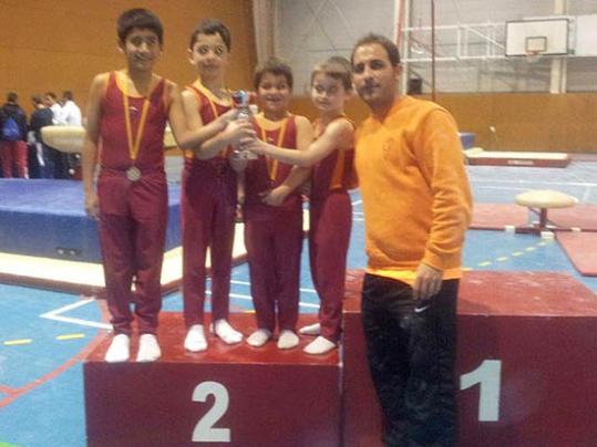 Eix. Els participants de l'AE Pasífae amb l'entrenador