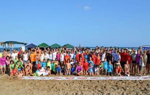 Els participants del Torneig d'hanbol platja del CHVNG. Eix