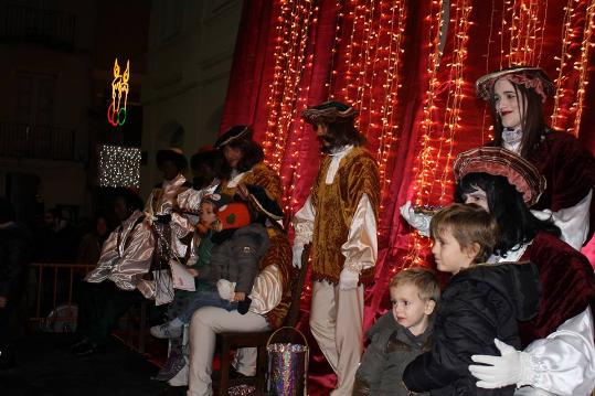 Ajt Sant Sadurní d'Anoia. Els patges reials recullen les cartes i els desitjos dels infants de Sant Sadurní