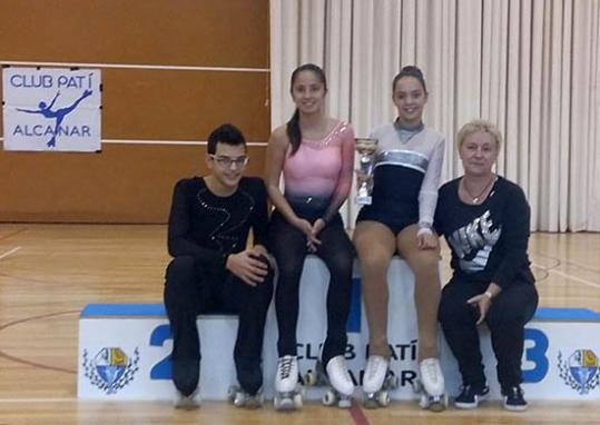 Els patinadors del CPA Vendrell amb la seva entrenadora. Eix