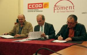 Els representats de les tres organitzacions signen l'Acord Interprofessional de Catalunya. ACN