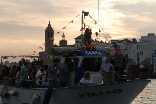Els sitgetans s’apleguen a Aiguadolç en la Processó de les barques. Ajuntament de Sitges