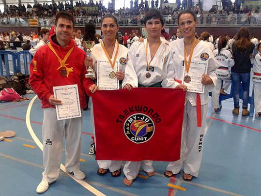 Els taekwondistes del Club Taekwondo My-Ju Cunit. Eix