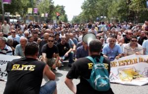 Els taxistes manifestant-se pels carrers de Barcelona ara fa un any en contra d'aplicacions com Uber. ACN