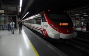 Els usuaris pugen al tren en una andana de l'estació de Sants de Barcelona 
