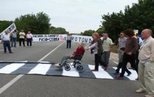 Els veïns de Rocamar i el càmping el Garrofer tallen la carretera per reclamar una rotonda