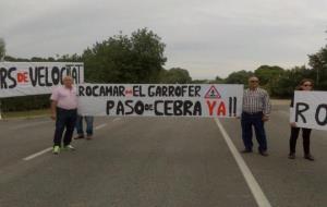 Els veïns de Rocamar i el càmping el Garrofer tallen la carretera per reclamar una rotonda. EIX