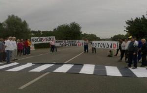 Els veïns de Rocamar i el càmping el Garrofer tallen la carretera per reclamar una rotonda