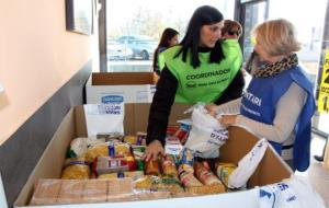 Els voluntaris classifiquen el productes que van recollint al Gran recapte. ACN