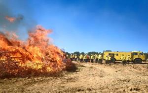 ADF Penedès Garraf. Els voluntaris de Defensa Forestal es preparen per a l'estiu amb pràctiques amb foc real