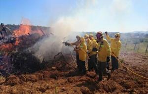 Els voluntaris de Defensa Forestal es preparen per a l'estiu amb pràctiques amb foc real