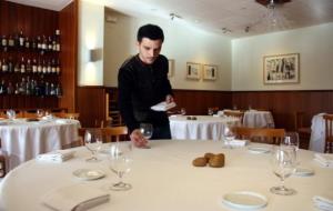 En Joan Jordà, un dels bessons de 27 anys, aquest matí ordenant la sala de l'hotel-restaurant Empòrium. ACN