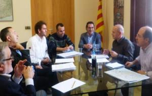 En la reunió amb el diputat hi participaven l'alcalde, Lucas Ramírez; i el regidor d'urbanisme, Juanma Samblás. Ajuntament d'Olèrdola