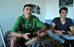 En Marc i el seu cosí segon, el Martí Soler, jugant a la play