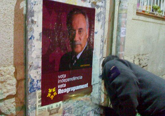 Eix. Enganxada de cartells a Sitges