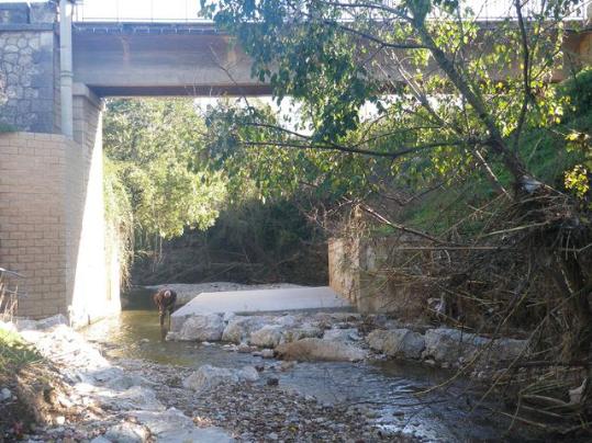 Estació d'aforament del riu Mediona (conca riu Anoia) al seu pas per Sant Quintí de Mediona. Generalitat de Catalunya