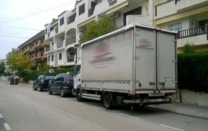 Estacionament il·legal de camions als carrers de Coma-ruga. PxC