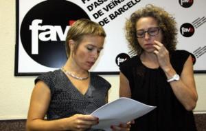 Ester Quintana i la seva advocada, Laia Serra, repassen l'acord amb l'asseguradora