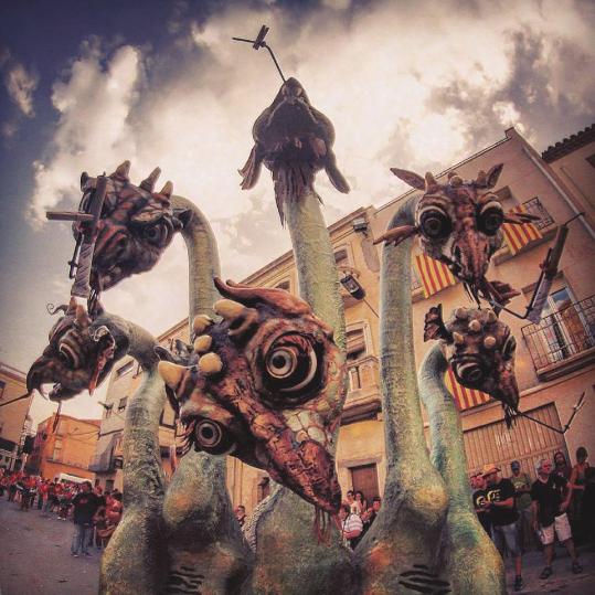 Estrena de la Hydra un drac de 7 caps per a nois i noies d’Artesa de Lleida dissenyat i construït per Dolors Sans. Dolors Sans